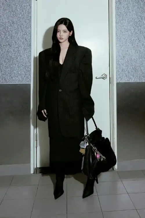 巴黎世家大秀##杨超越黑色猫爪美甲