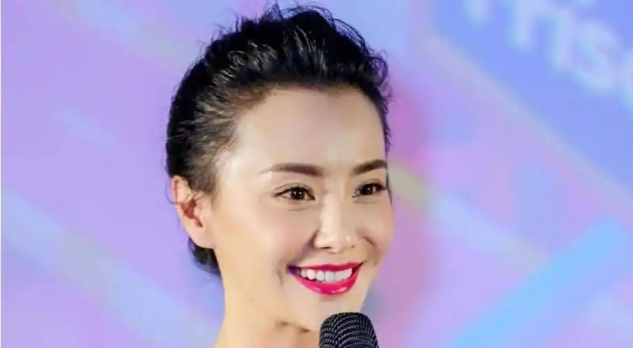 马雅舒曾嫁给吴奇隆,四年后分手,如今与外国老公幸福生活_表演_年龄