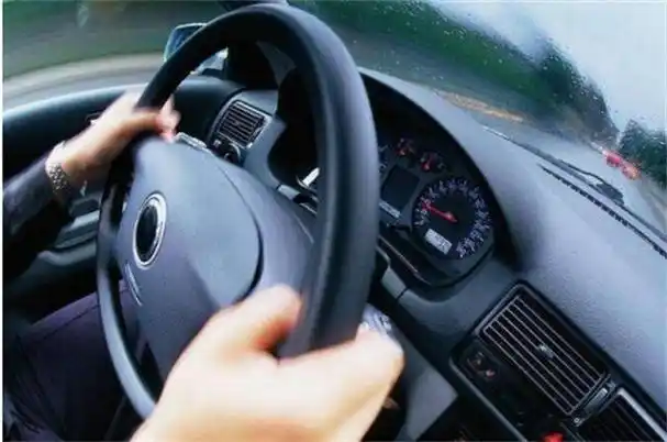 正常使用有关,如果车辆本身就存在故障,驾驶员在行驶过程中方法不正确