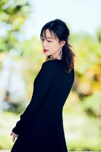 张静初全新写真来袭  光影流转尽显高雅气质