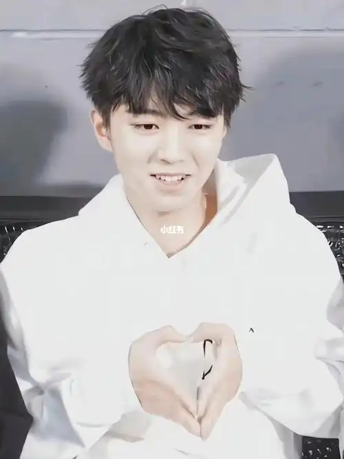 快来接收王俊凯的花式比心