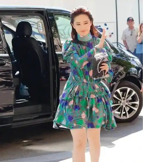 刘亦菲真不能再胖了,"膀大腰圆"还穿泡泡袖裙