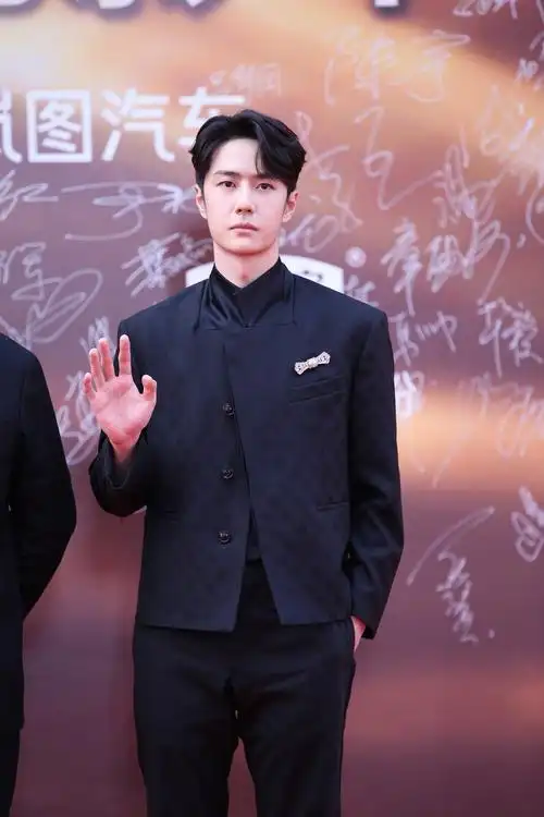 王一博大长腿##王一博华表奖红毯状态##华表奖红毯