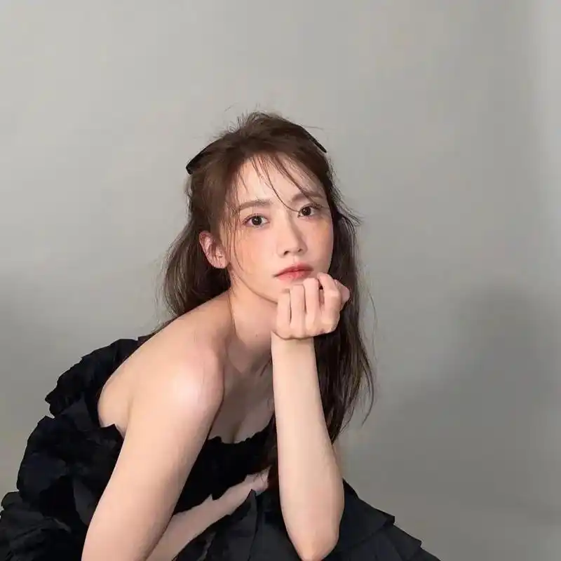 林允儿雀斑妆黑裙造型 #头像 #林允儿  - 抖音