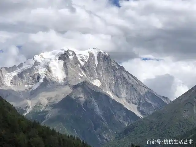 雄伟的气势的山峰,直耸云间