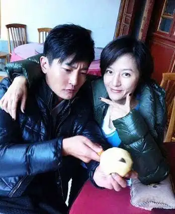 郭京飞鲍莉夫妇亮相三亚机场疑似录制真人秀