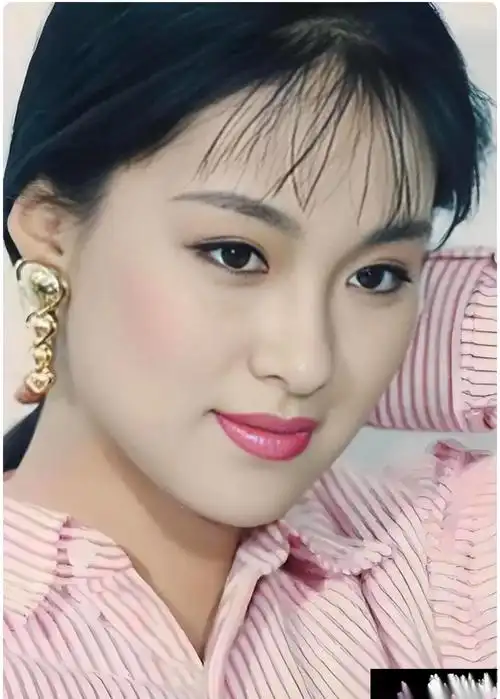 年轻时的沈傲君美若西施,这般美貌难寻第二人,如今佳人虽在,却再难有