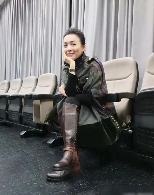 张庭真够嫩牛仔短裙蓬蓬裙尽显少女范生图曝光终于信她49了