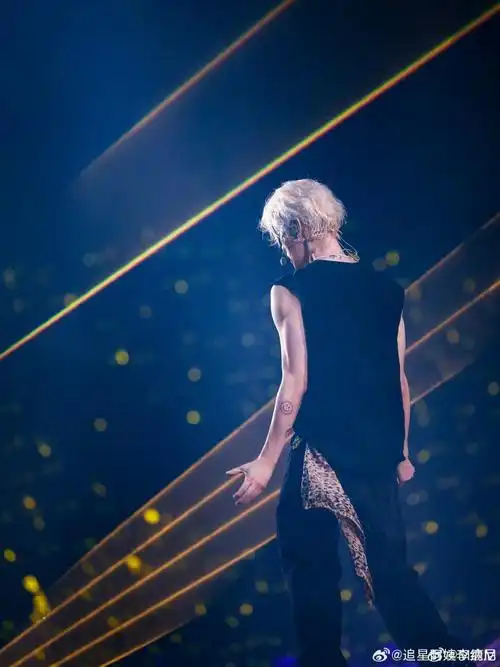 鹿晗好喜欢自己背影