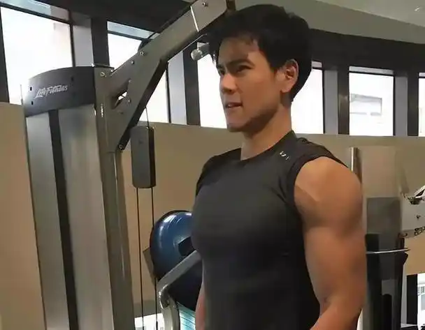 戴发片,垫臀,垫肩,半个娱乐圈"从头假到脚",还有什么是真的