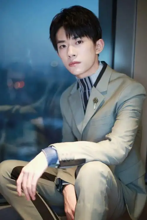 易烊千玺2017巅峰人物新生耀目# 西装笔挺,轮廓鲜明,今日的@tfboys