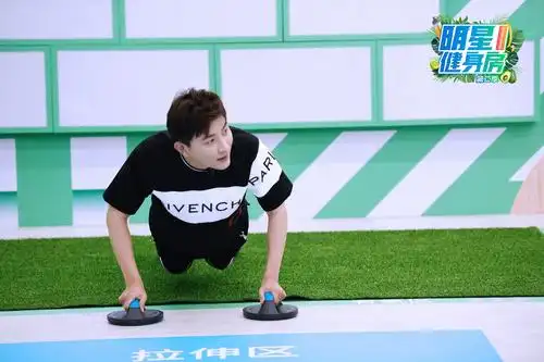 节目中,赵天宇"身先士卒"进行健身道具的体验,袁弘则化身"肌肉施工师"