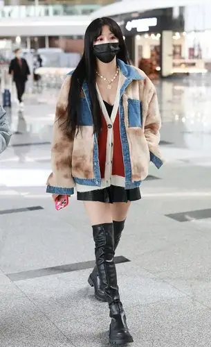 组图:孔雪儿穿毛绒外套现身机场 踩膝靴配短裙秀美腿可盐可甜