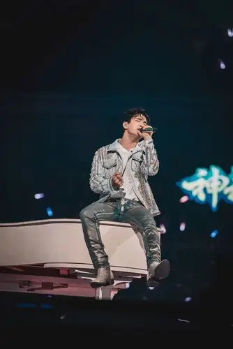 刘宪华"跨年盛典舞台"再展硬核实力 新歌首秀诚意满满