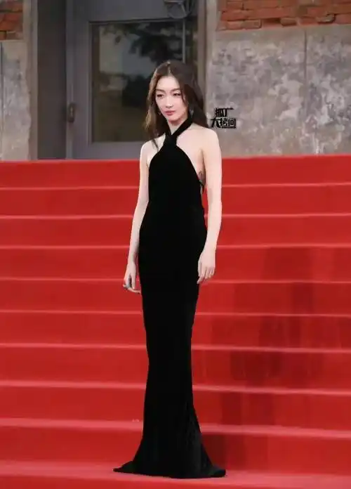 设计师在这件衣服上别具一格,将黑色连衣裙的优雅与周冬雨的身材完美