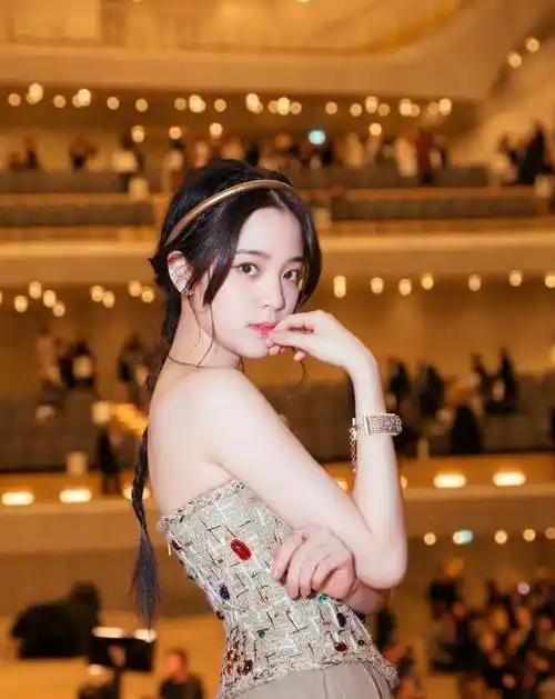 原创欧阳娜娜春游照亮了大提琴家高贵优雅夜色时尚气质佳