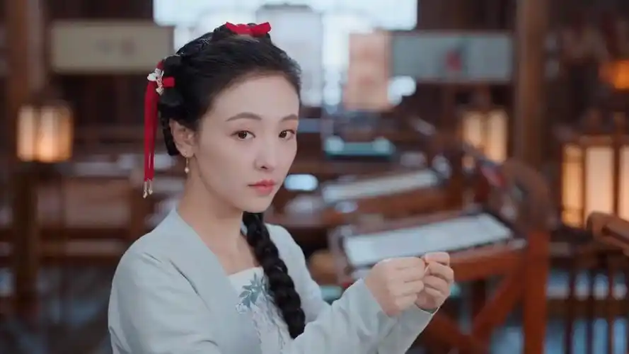 这是吴倩的最新电视剧,她是烟雨绣楼一名学徒,却遭到吴先生强迫 #九义