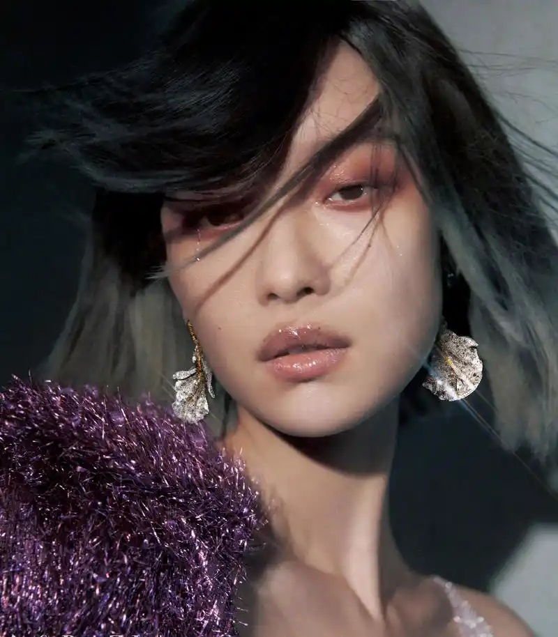 倪妮晒性感杂志大片,大胆秀出身材,风格大变