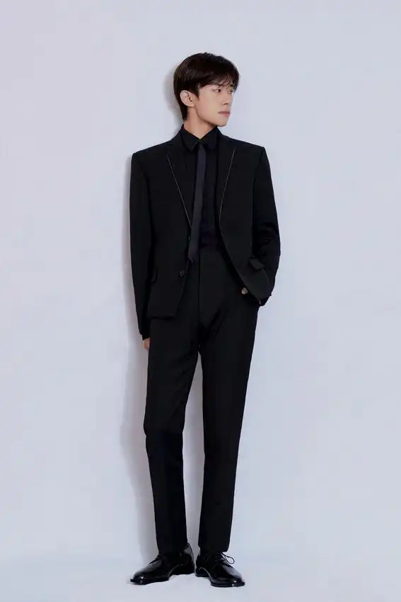 易烊千玺出席金鸡奖开幕式 传递新生力量