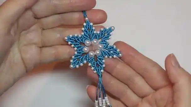 雪花形状的珍珠吊坠,编法很简单,戴起来非常漂亮(图解2-1)