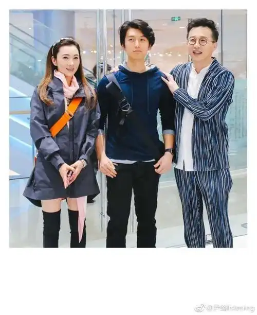 似谢霆锋47岁非你莫属神仙姐姐尹峰儿子近照看似情侣