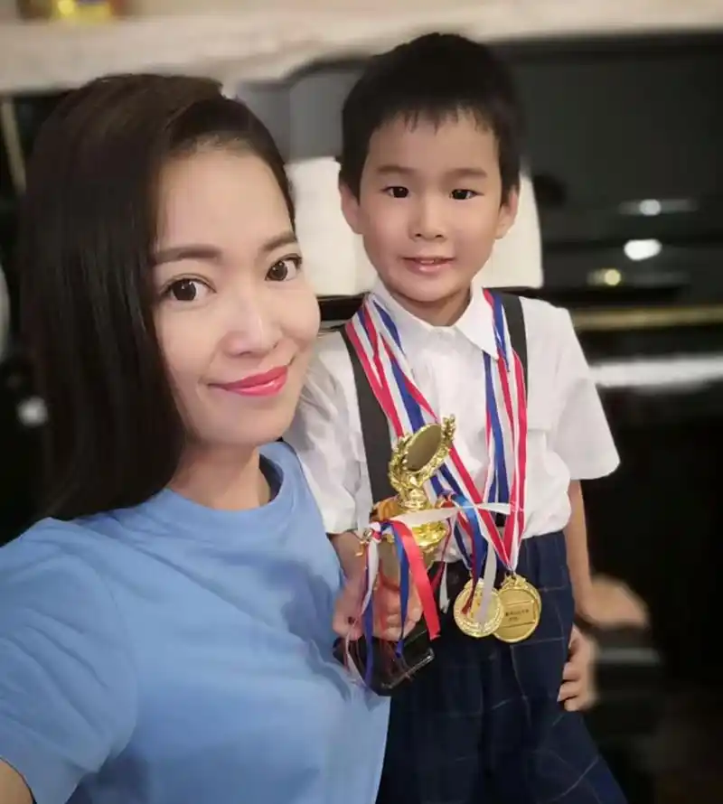 东方卫视主持人麻伊琳,曾风光出嫁,离婚后11年给儿子当妈又当爹