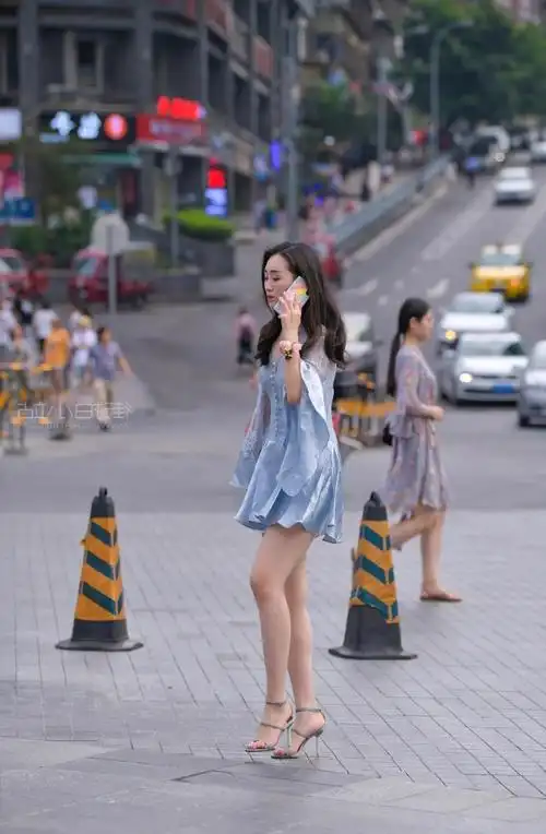 街拍街头淡蓝色短裙的女孩气质清新而神秘