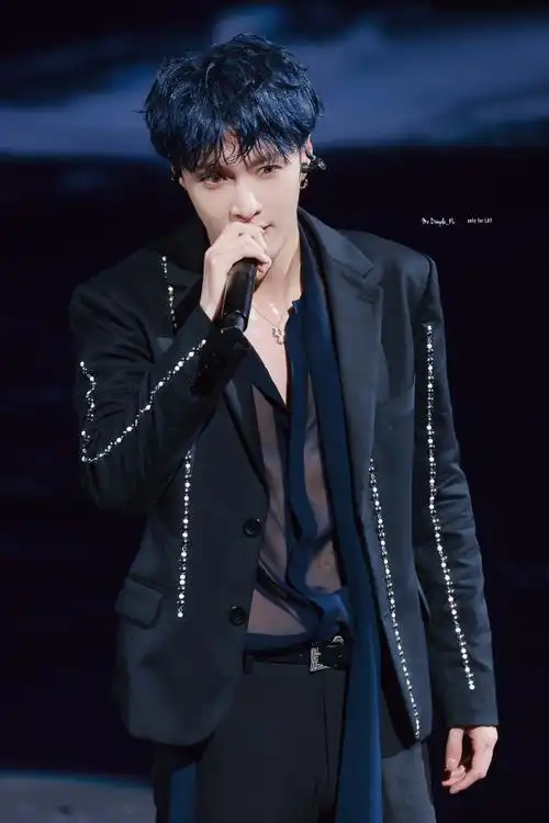 张艺兴[超话]##张艺兴2024世界巡演##张艺兴蓝发冷帽