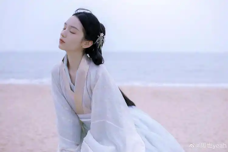 怎么会有这么适合汉服的美女呢周也白衣古风造型也太仙女了