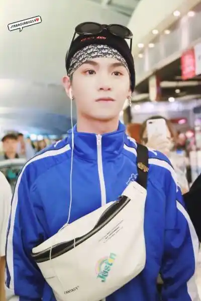 黄明昊justin蓝发