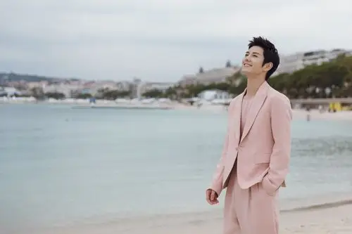 蓝博身穿马卡龙色西装 粉色尽显个人魅力