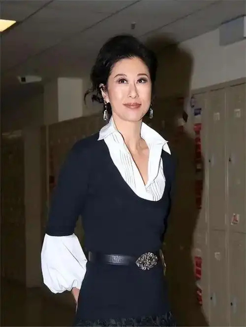 63岁叶倩文惊艳全场,173cm高挑身材,怪不得费玉清都想