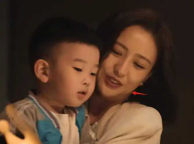 当40岁佟丽娅和19岁周子玄同框,我才知道骨相美和皮相美的区别_张脸一