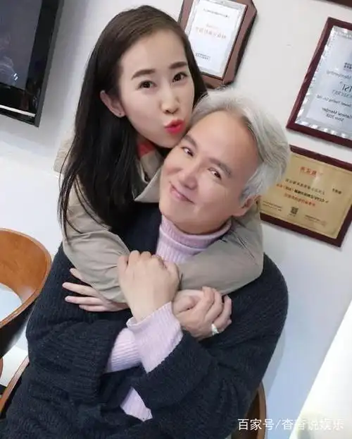 58岁林瑞阳现身活动头发终于染黑了直接重回当年的颜值巅峰