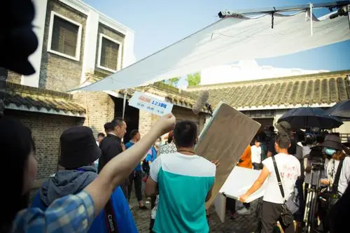 (送签名照)《旗袍刺客》拍摄现场,第一次看剧组拍戏哦,近距离看刘晓庆