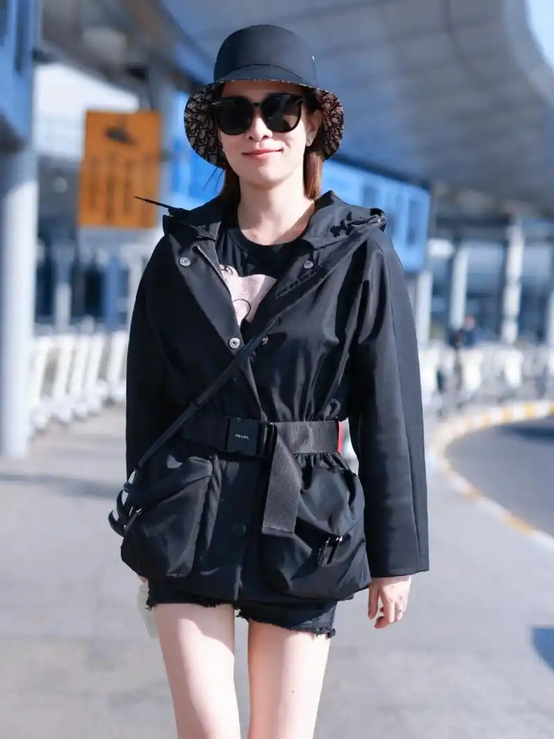 佘诗曼机场街拍穿搭  系腰风衣夹克外套,搭配上头戴的渔夫帽,以及脚上