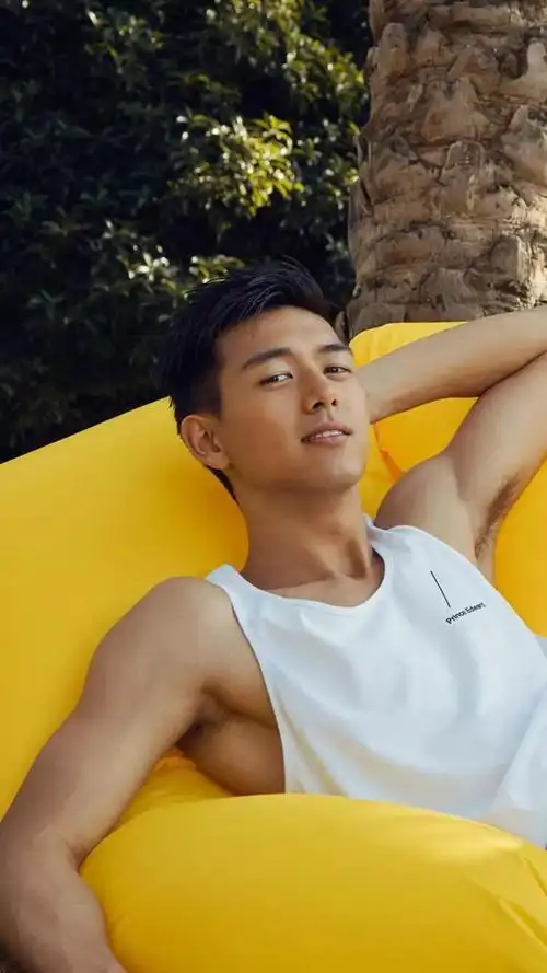 姐妹们有没有李现的照片高清可以做壁纸的那种谢谢姐妹