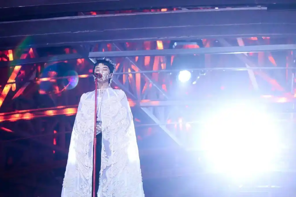 华晨宇壁纸谢谢你我的王让我留下了如此难忘的跨年