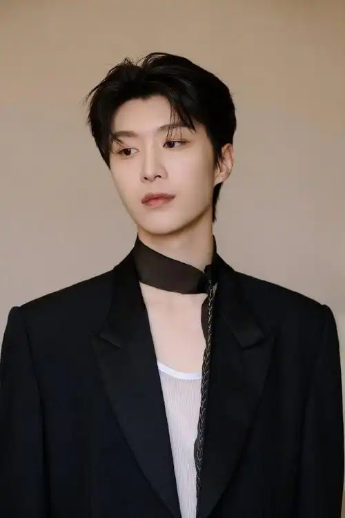 范丞丞飘带黑西装#范丞丞活动造型分享,黑色西装帅气有型,脖子飘带的