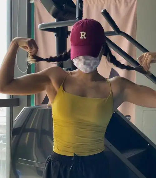 不仅有胸肌,胸肌上还有"酒窝",可能有很多女生欣赏不来,可是我自己很