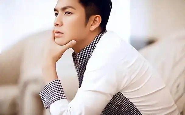 事实证明,"逐渐消失"的钟汉良,已经在另一个圈子里红