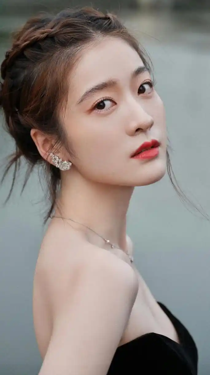 魅力无限,张雪迎时尚写真壁纸大赏,绽放多面魅力,每一帧皆艺术