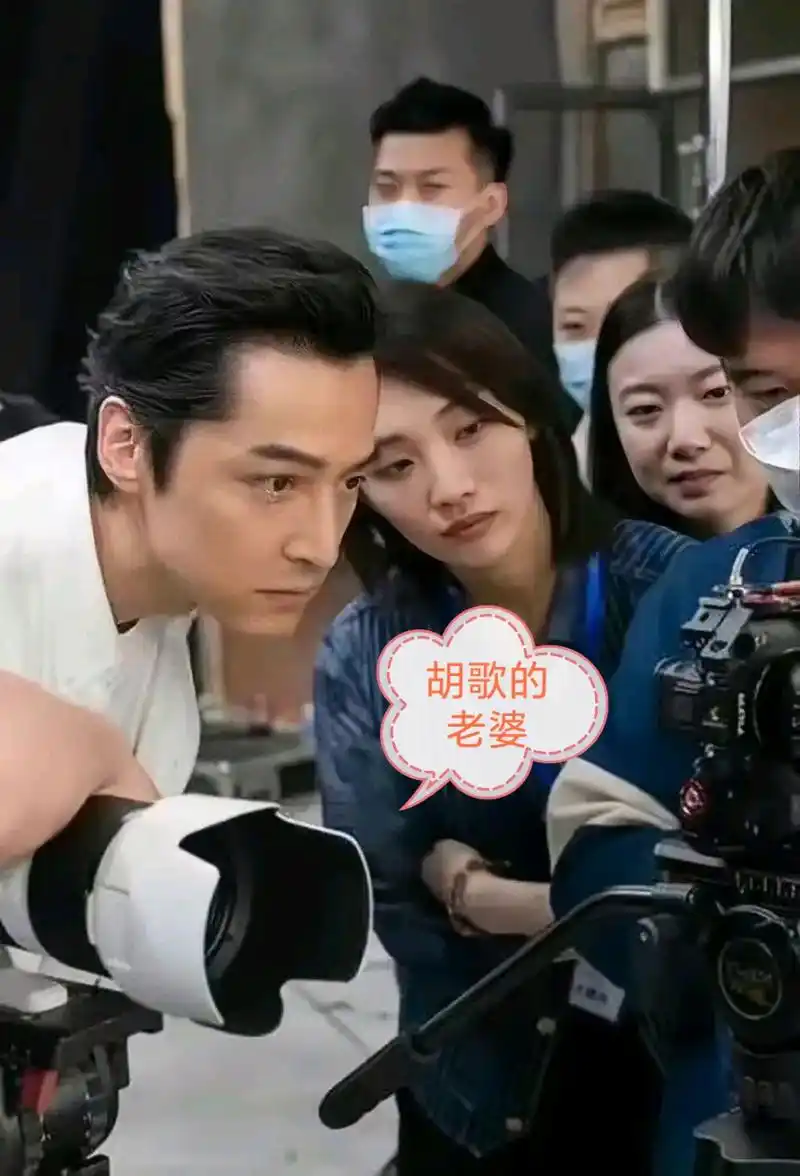 胡歌的老婆黄曦宁近照流出,对于粉丝来讲,胡歌这样一清冷男神,长相