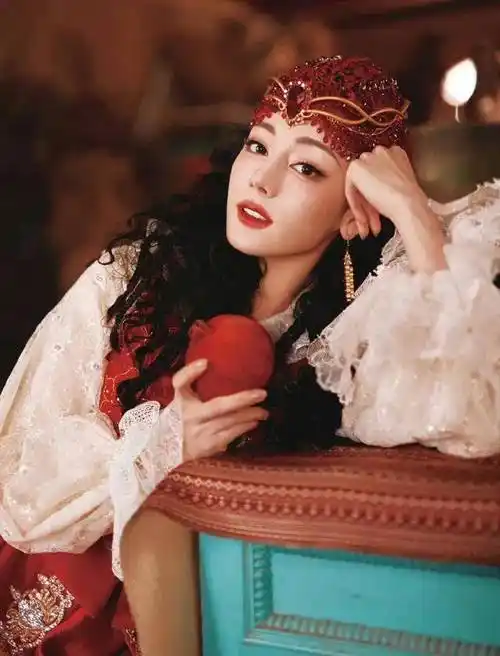 美女演员迪丽热巴央视春晚最新营业照出炉啦!好美的石榴花呀