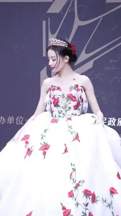 迪丽热巴穿婚纱好美啊_婚纱_婚嫁_婚礼造型