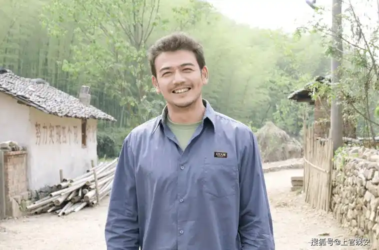 杨烁演技不错,只要接合适的剧本,口碑还是可以回来的.