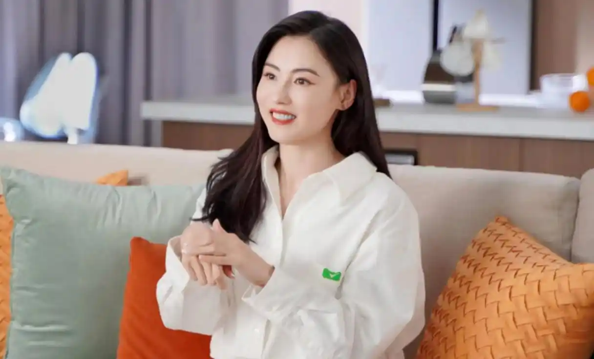 张柏芝教小王子洗衣服哈哈大笑,吐槽儿子吃牛排太挑剔