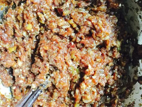 所有的食材放入大碗中,用筷子朝一个方向不断的搅拌,直到肉馅出现粘性