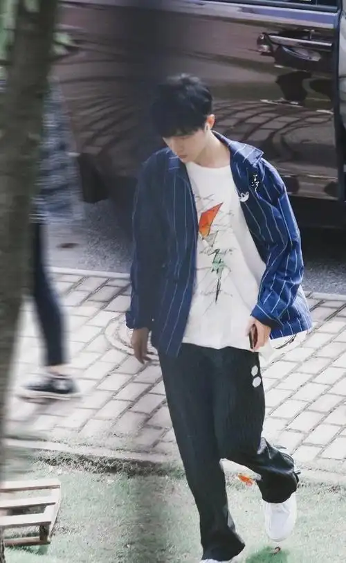 肖战今日抵达香港饭拍～ 战哥私服衣品真的绝,不愧是阔腿裤的神