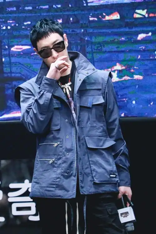 厂牌主理人潘玮柏亮相中国新说唱发布会身着ambush工装夹克